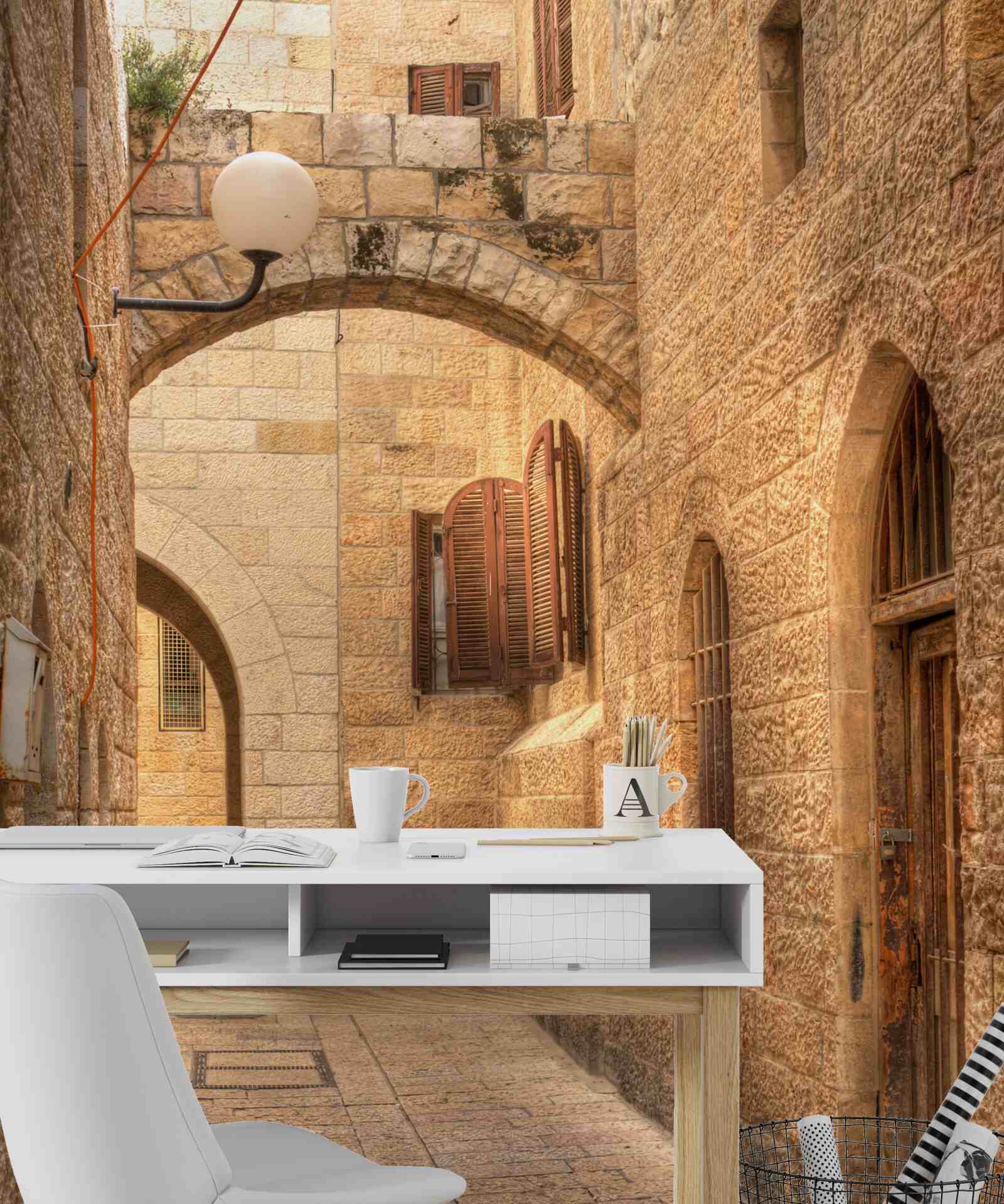 Fotobehang stenen boog in het historische deel van de stad