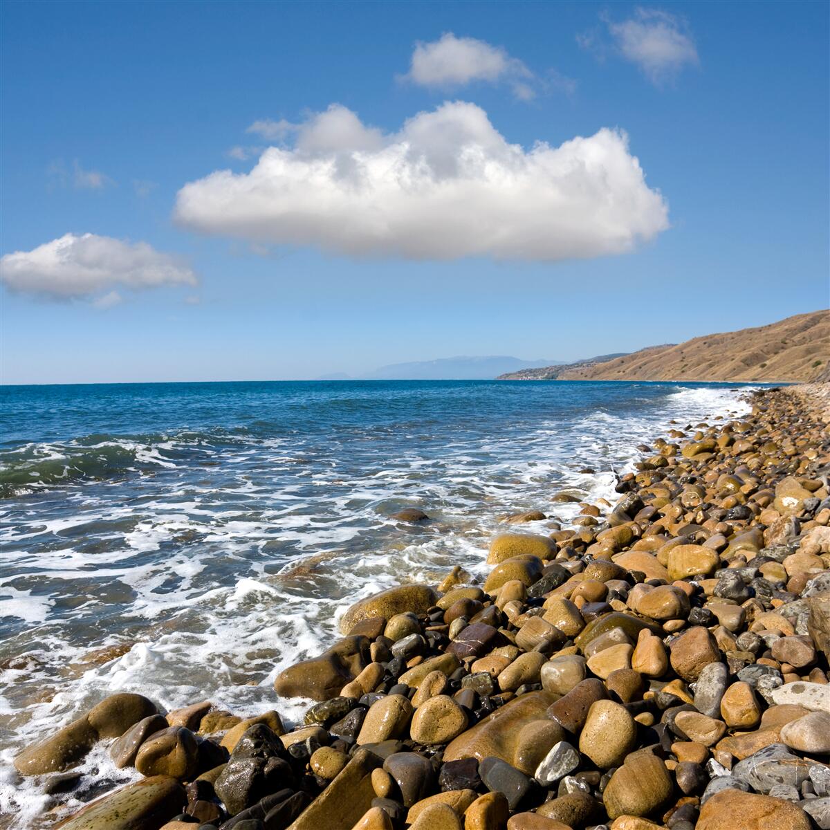 Fotobehang ruisend water van de rotskust