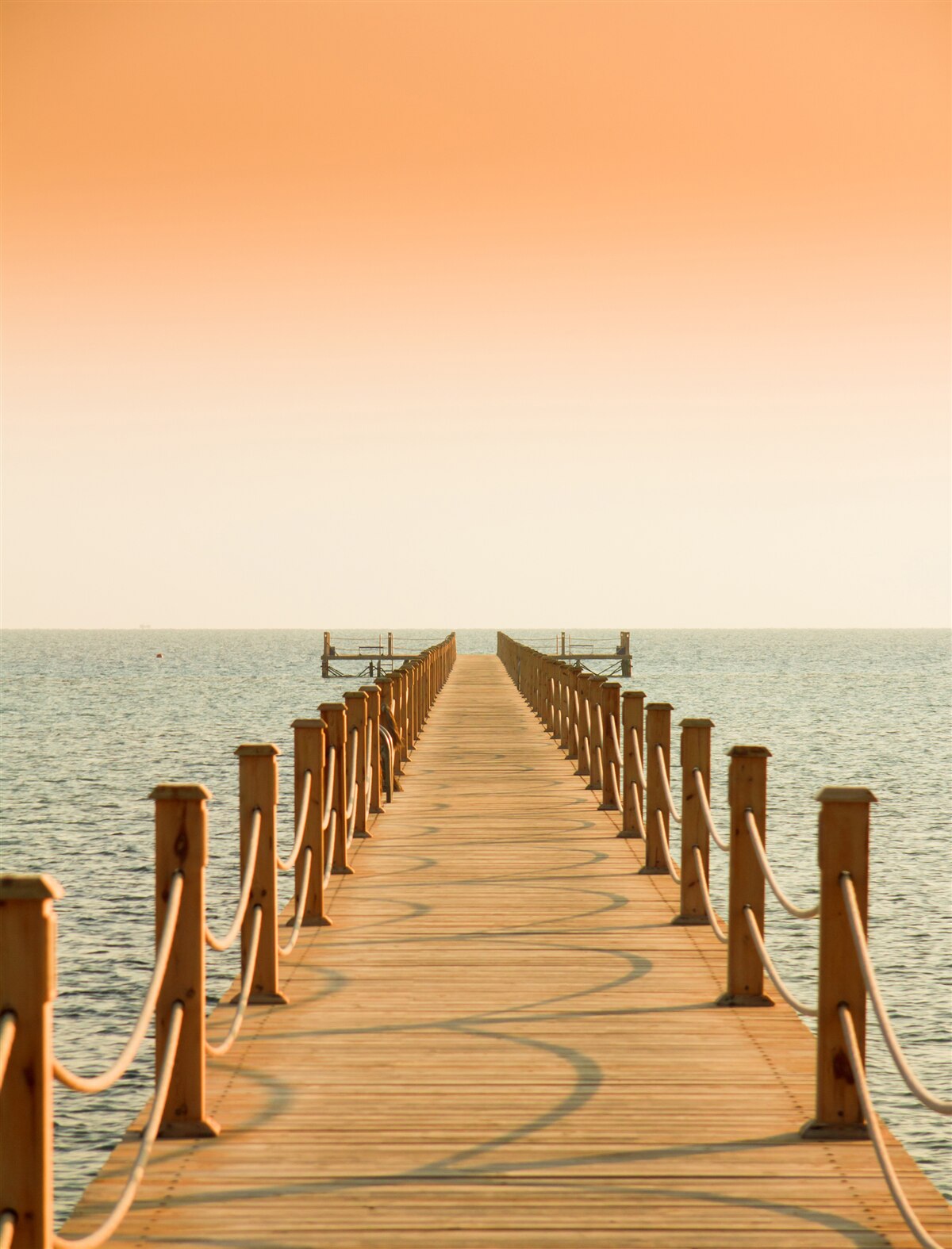 Fotobehang promenade naar de zee bij zonsondergang