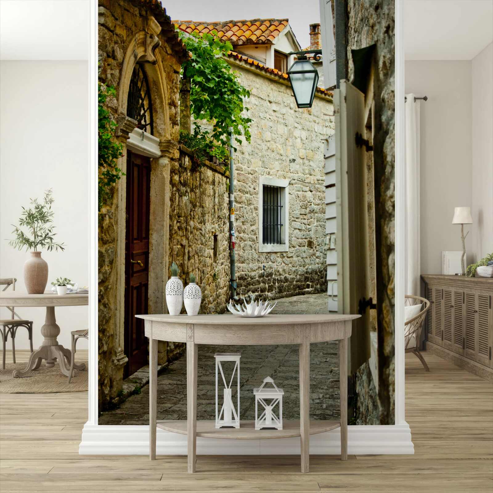 Fotobehang oude straat geplaveid met steen in de zomer