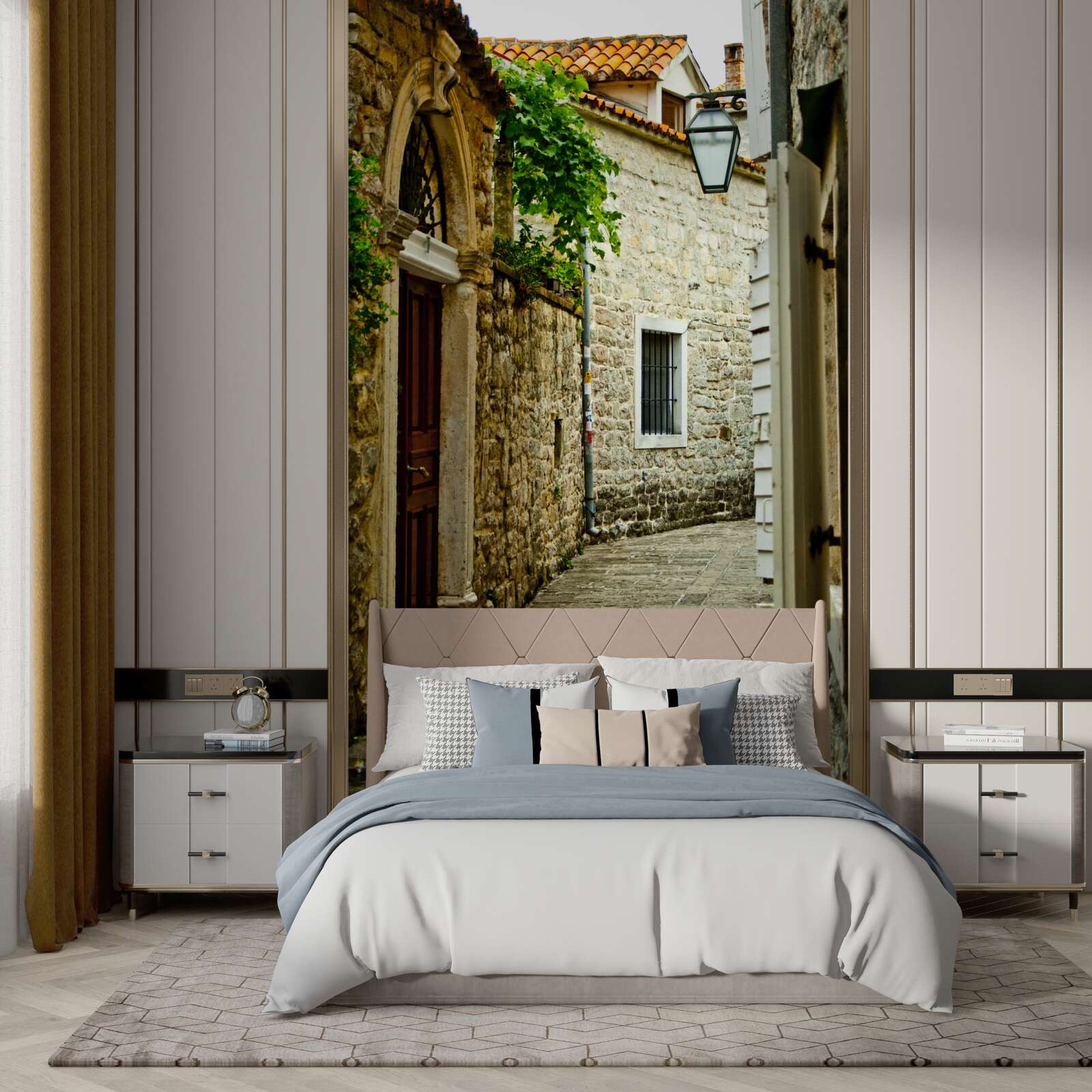 Fotobehang oude straat geplaveid met steen in de zomer