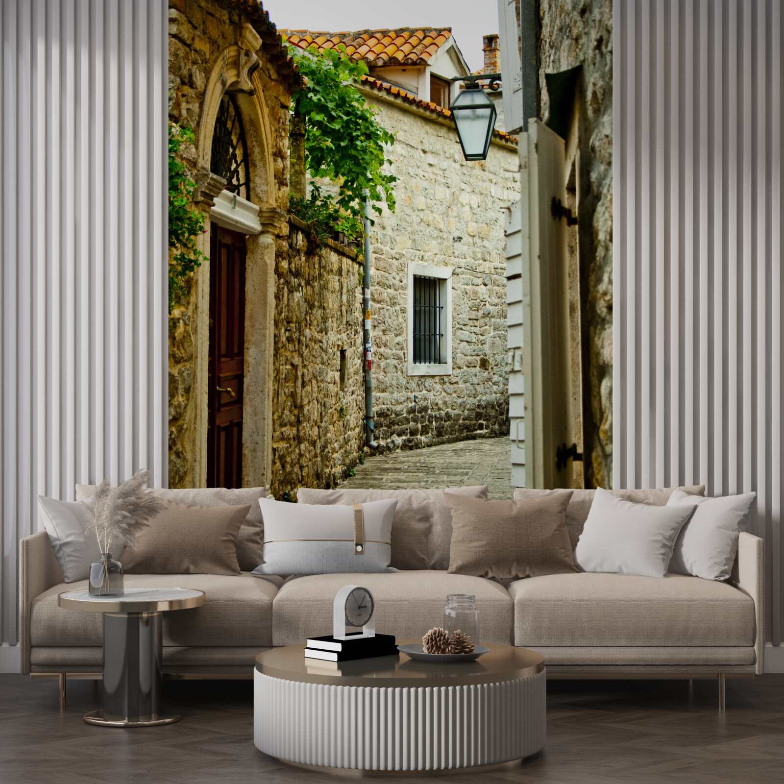 Fotobehang oude straat geplaveid met steen in de zomer