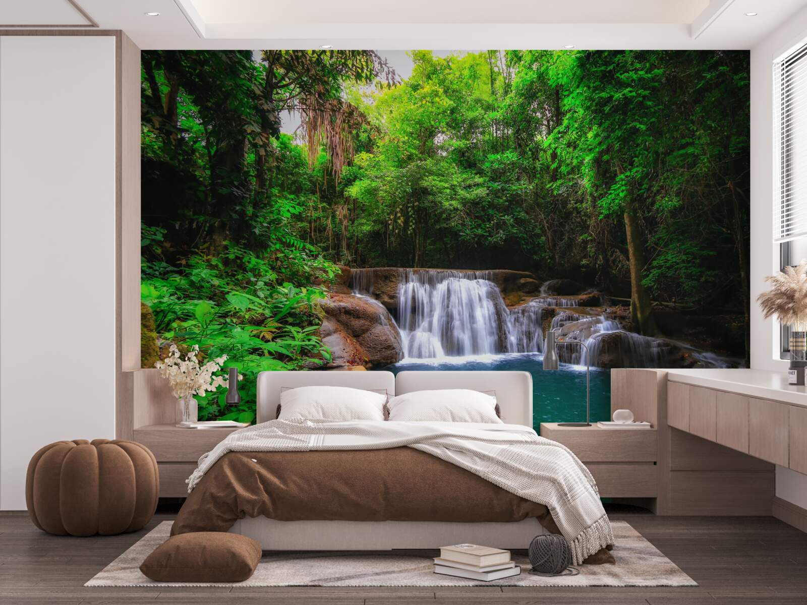 Fotobehang een verborgen waterval in de diepte van een groen bos