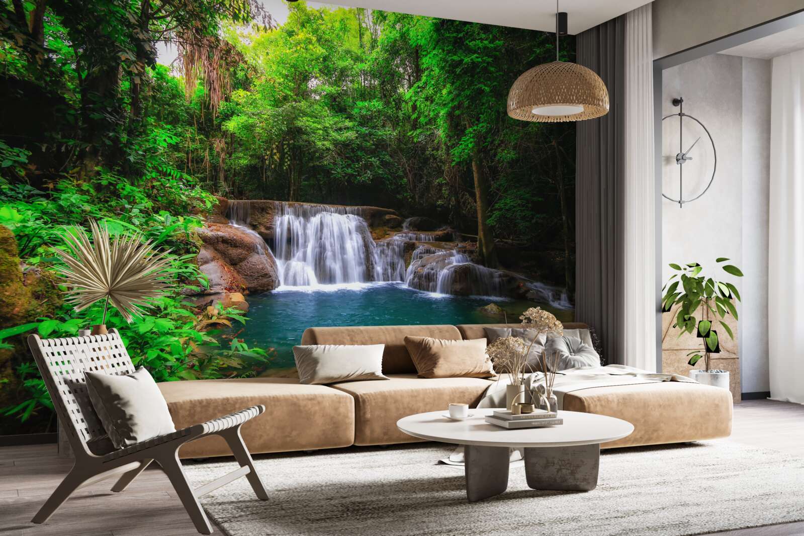 Fotobehang een verborgen waterval in de diepte van een groen bos