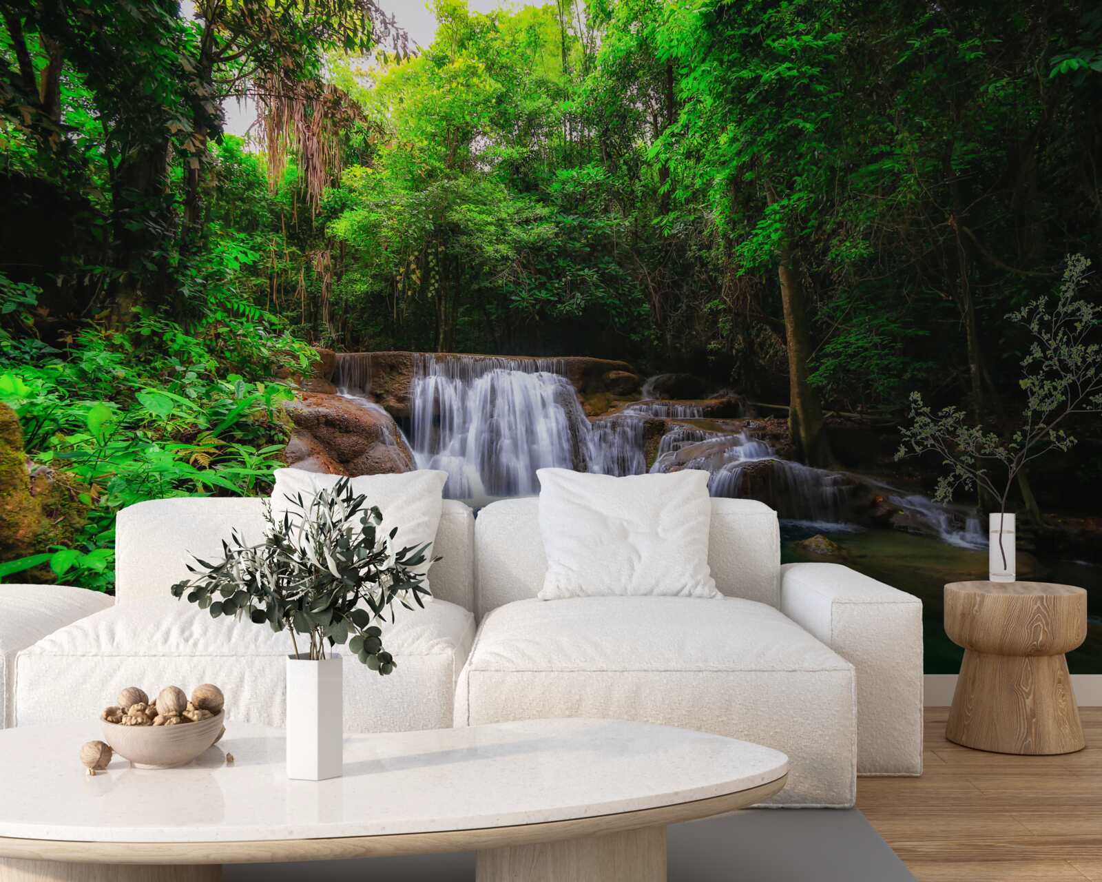 Fotobehang een verborgen waterval in de diepte van een groen bos