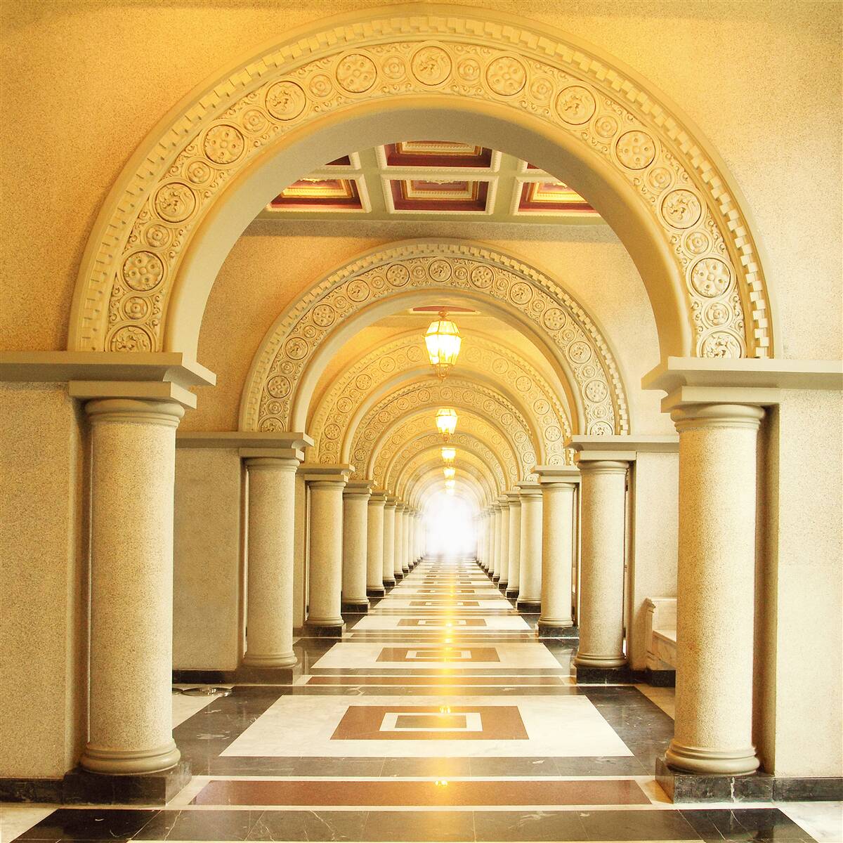 Fotobehang oogverblindend licht aan het einde van de tunnel onder de bogen