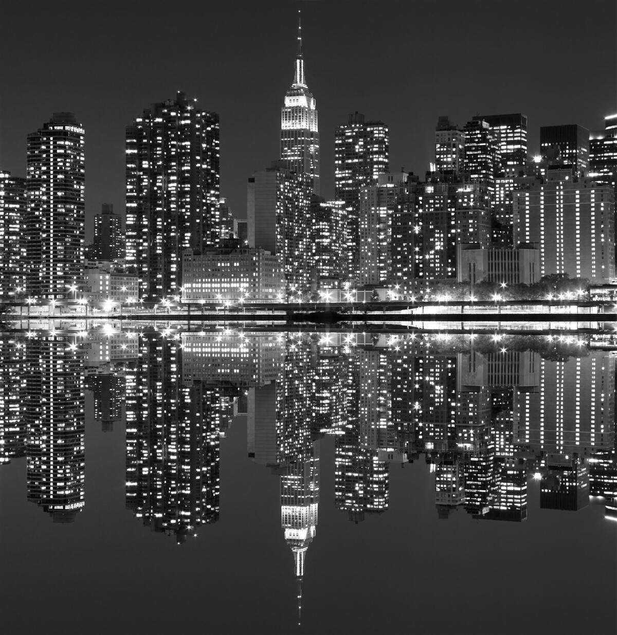 Fotobehang de skyline van de stad is zichtbaar in de weerspiegelingen van het water