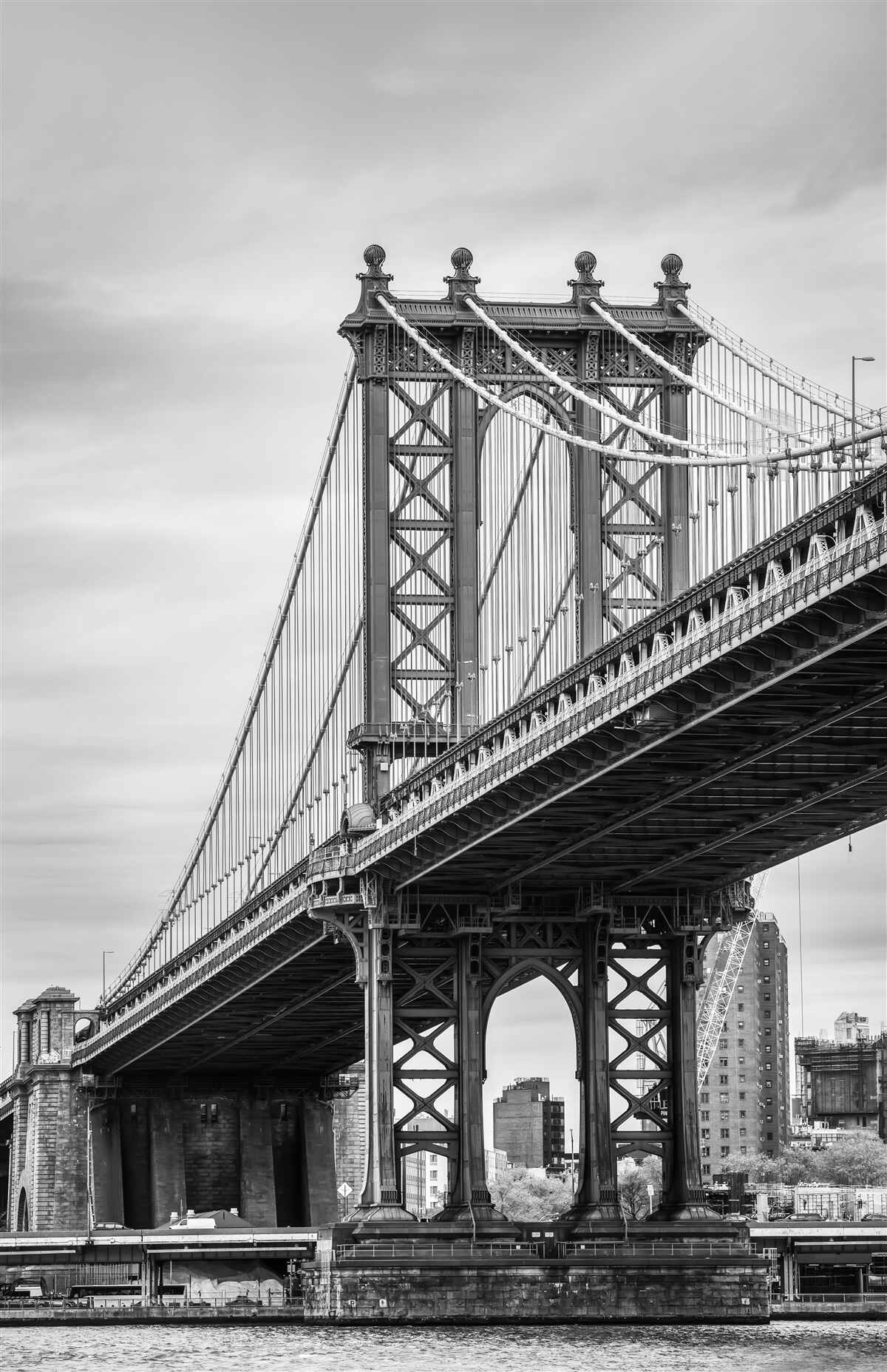 Fotobehang vernielde brug die naar bewoond gebied leidt