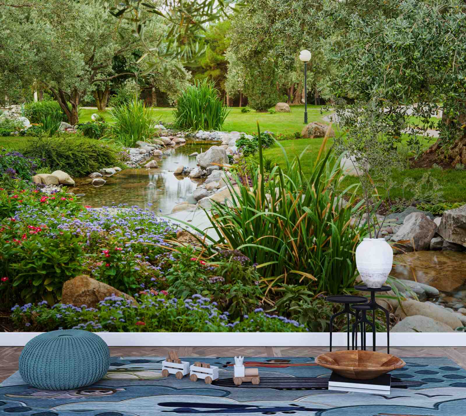 Fotobehang een beek die door een groene weide stroomt