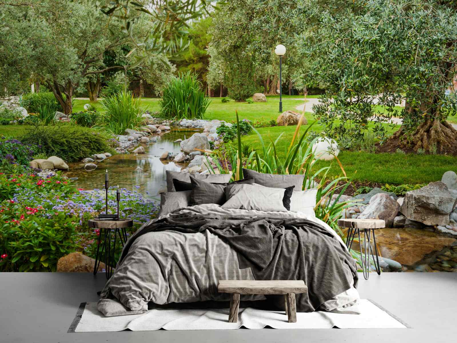 Fotobehang een beek die door een groene weide stroomt