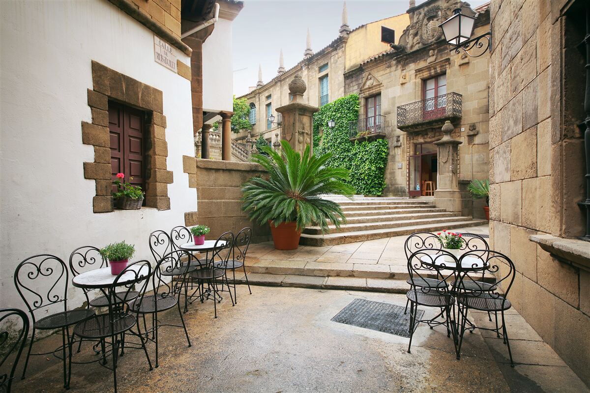 Fotobehang zomertrap in een oude stad