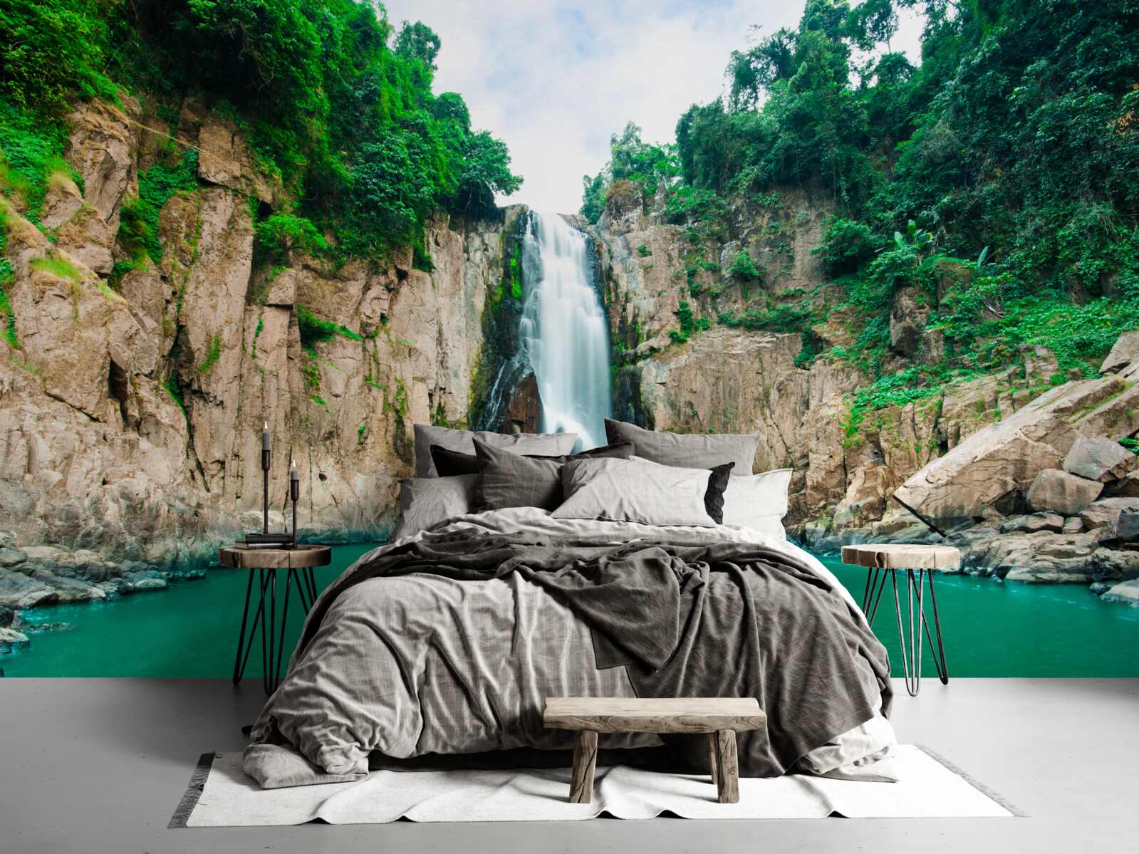 Fotobehang hoge waterval in de bergen