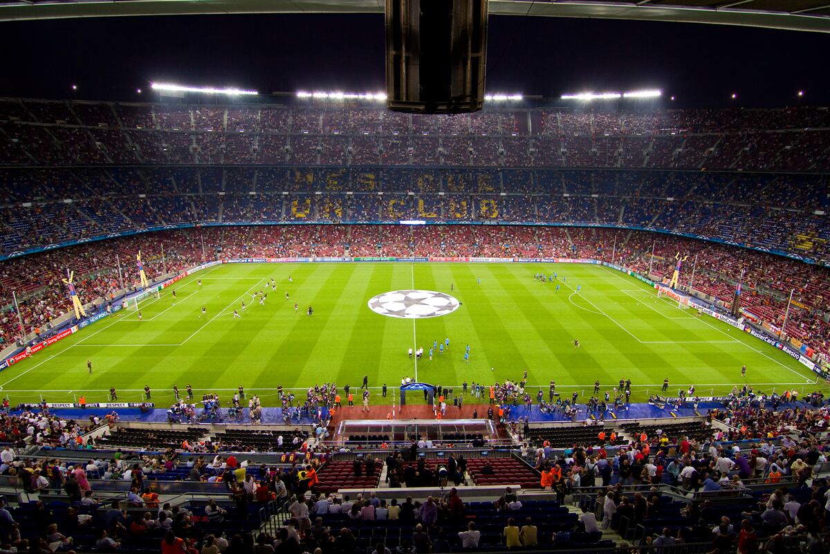 Fotobehang voetbalveld met toeschouwers