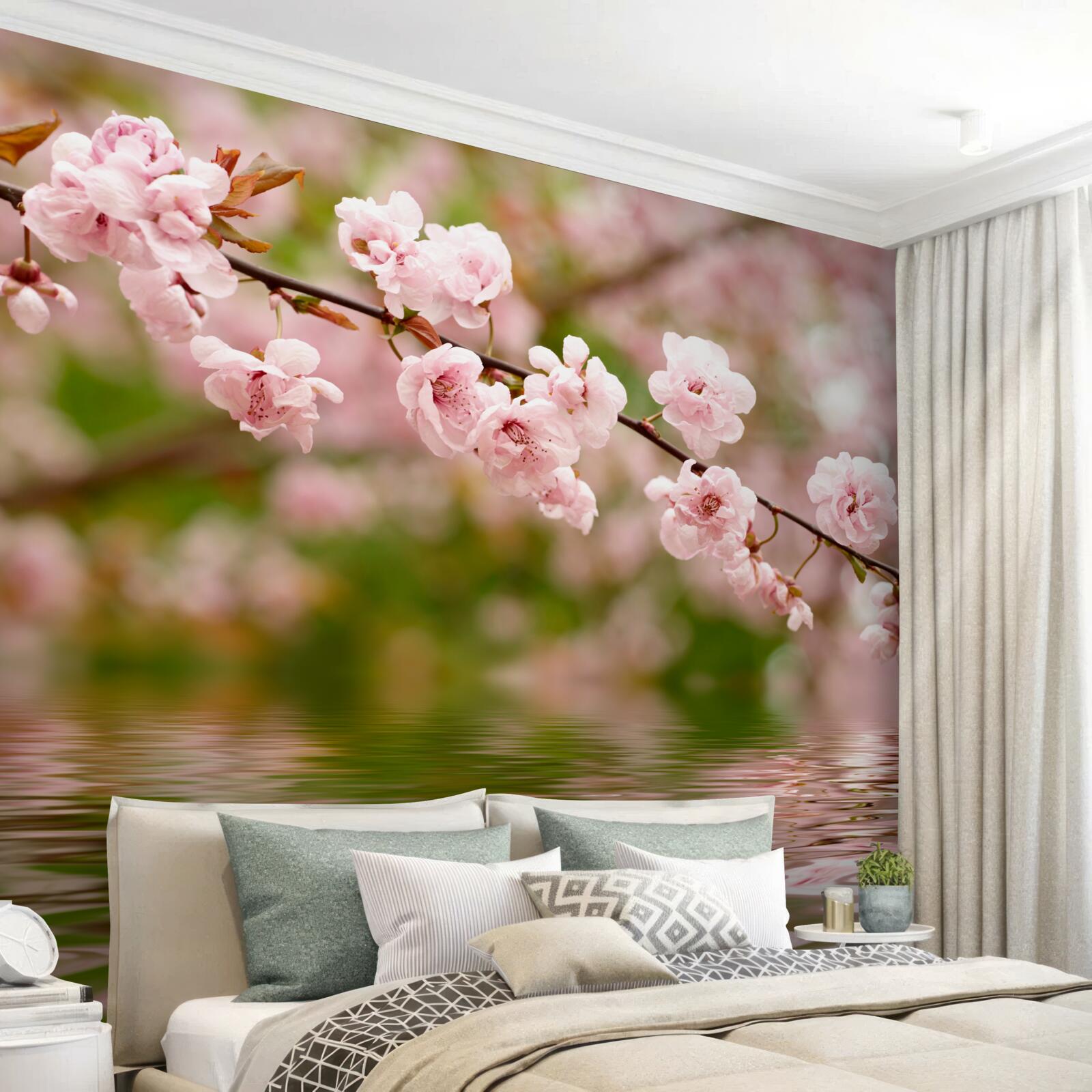 Fotobehang tak met bloemen op het wateroppervlak