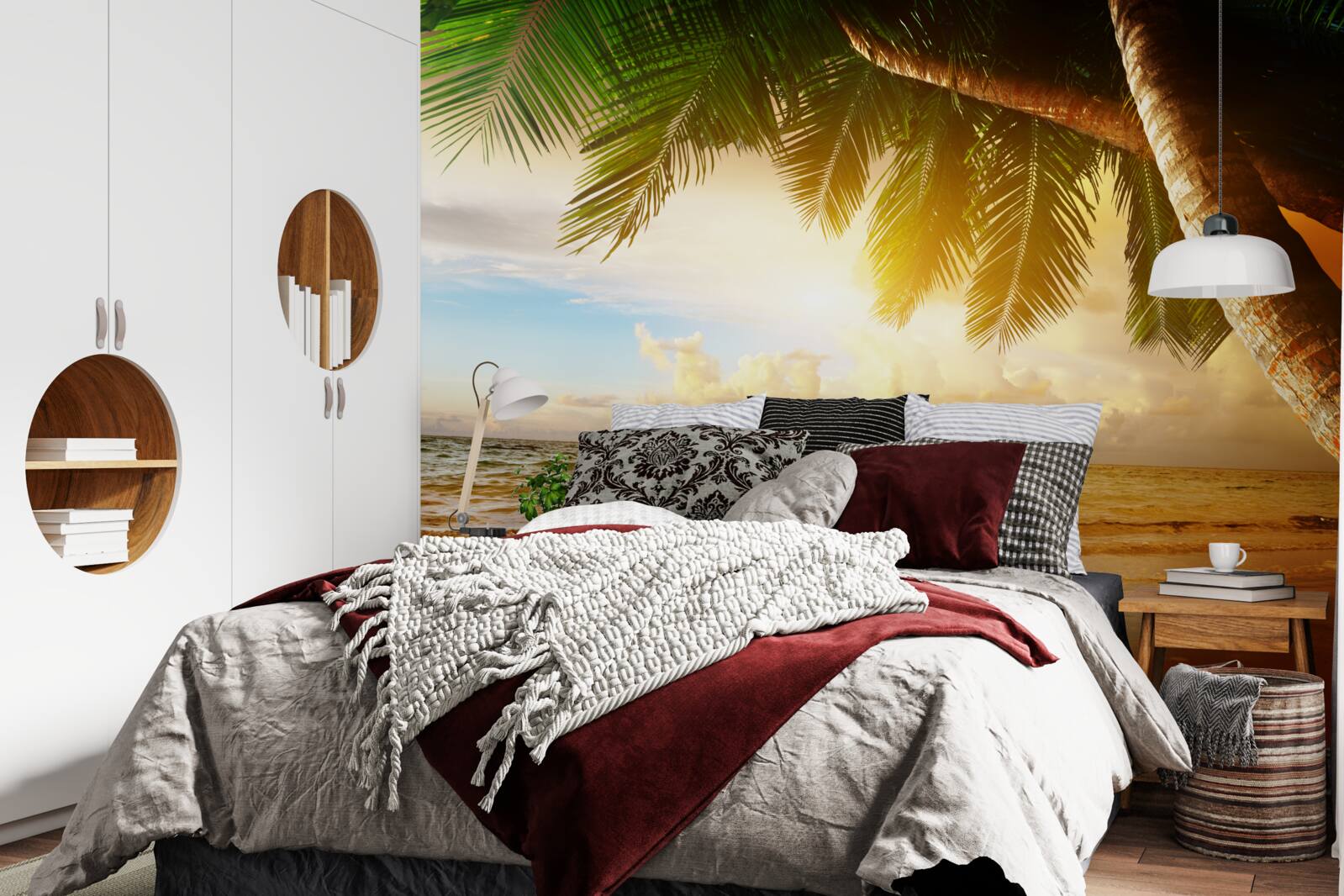 Fotobehang palmboom bij water bij zonsondergang in de tropen