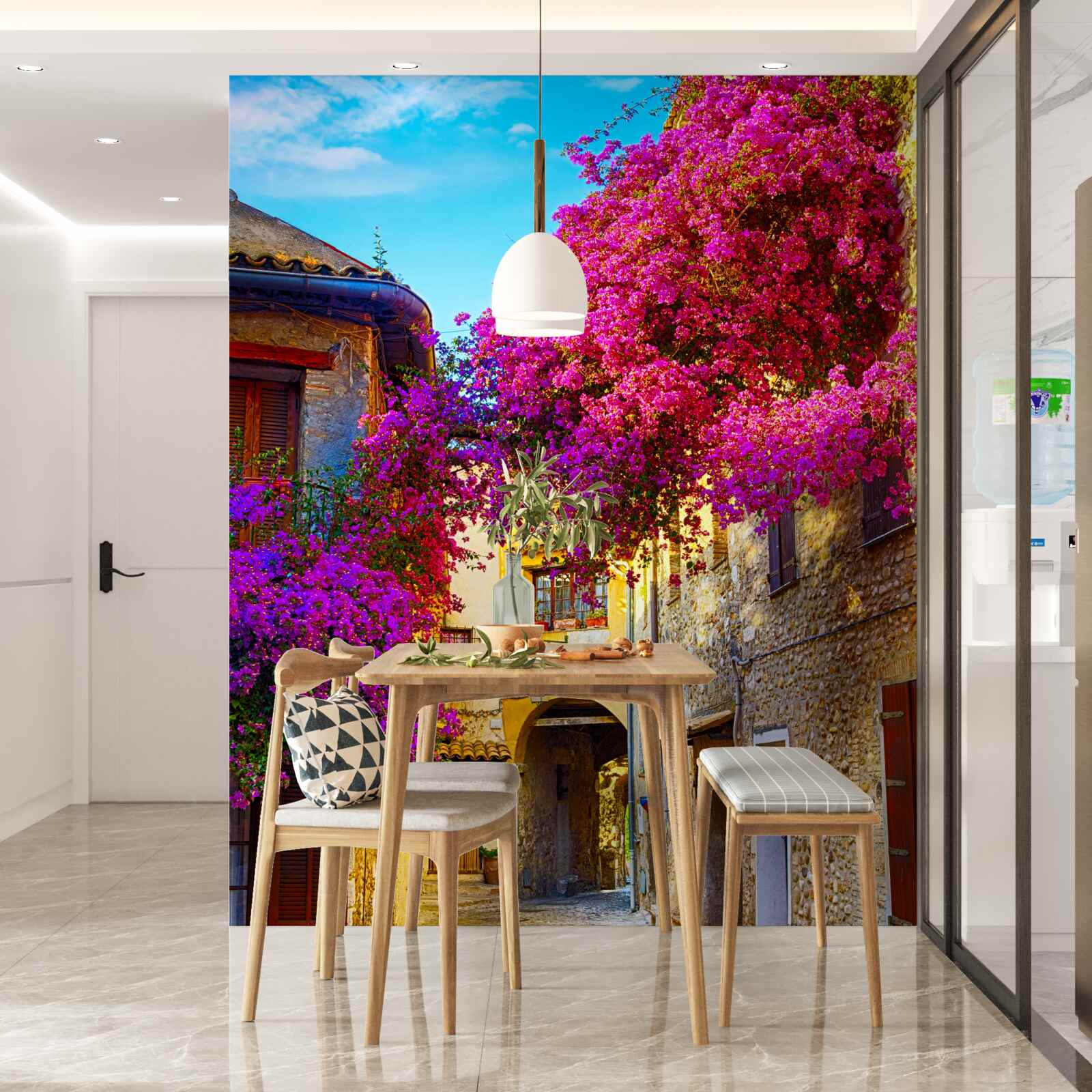 Fotobehang paarse bloemen sieren de muren van de oude stad