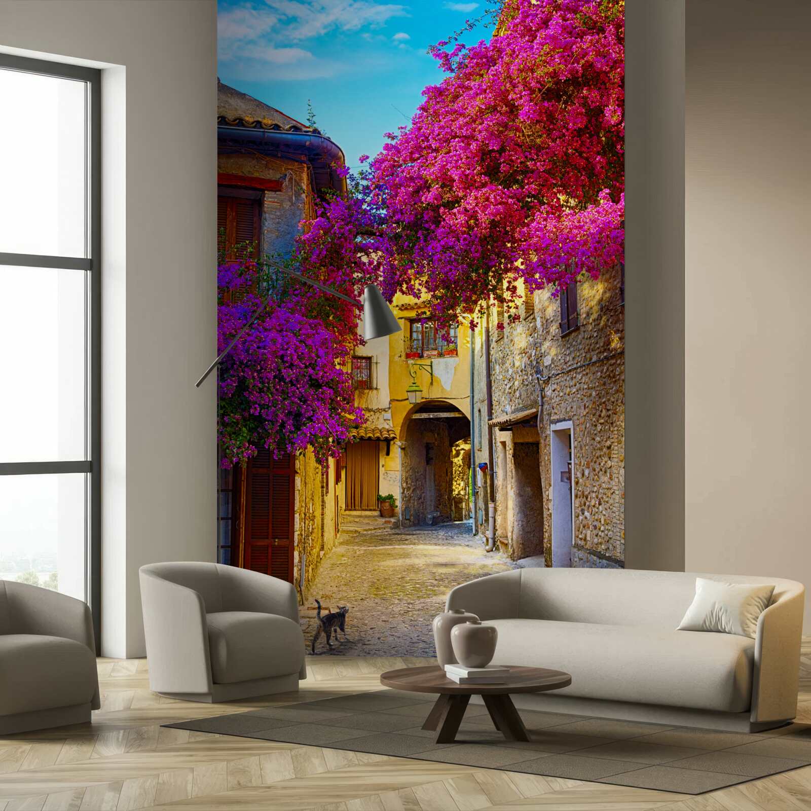 Fotobehang paarse bloemen sieren de muren van de oude stad