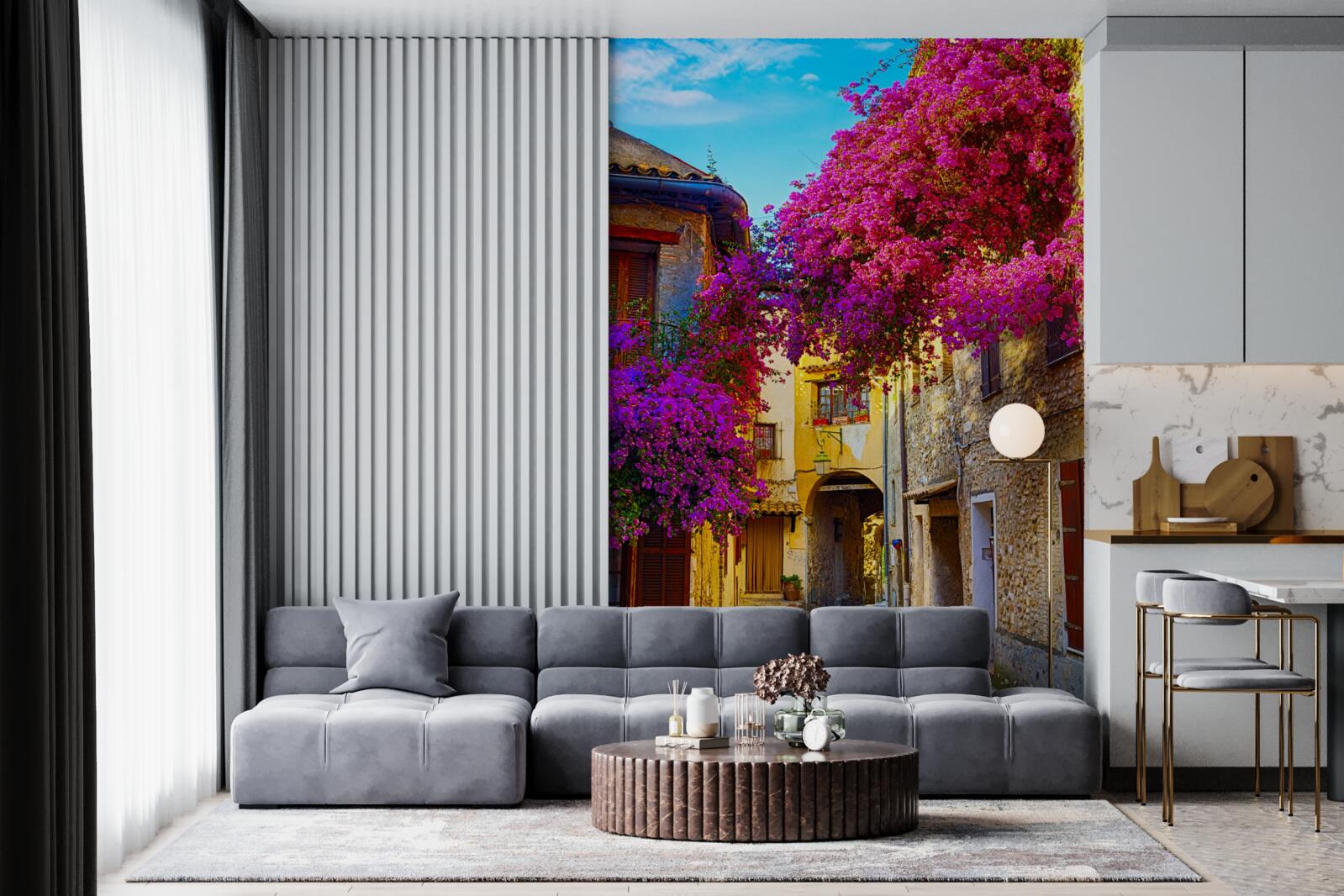 Fotobehang paarse bloemen sieren de muren van de oude stad