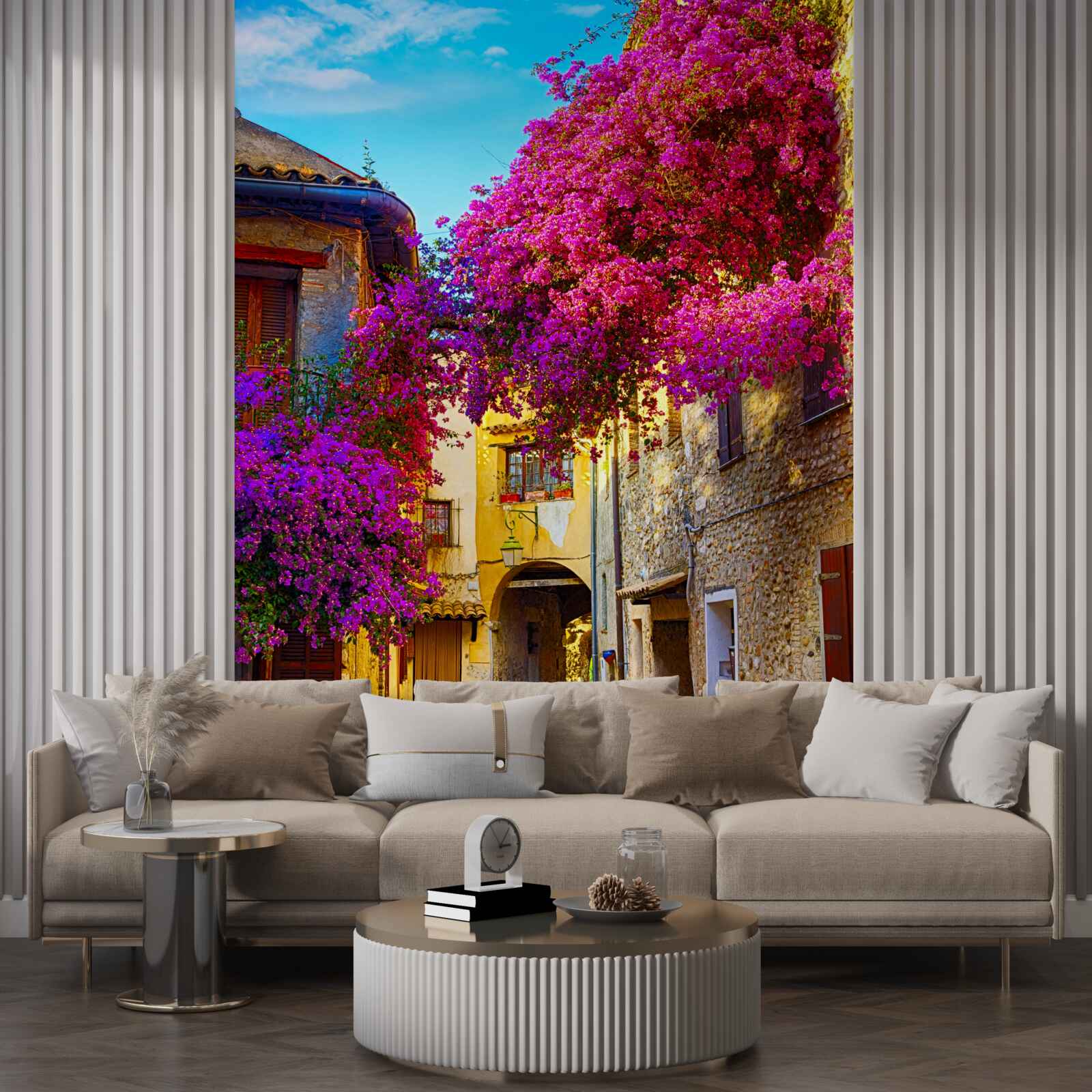 Fotobehang paarse bloemen sieren de muren van de oude stad