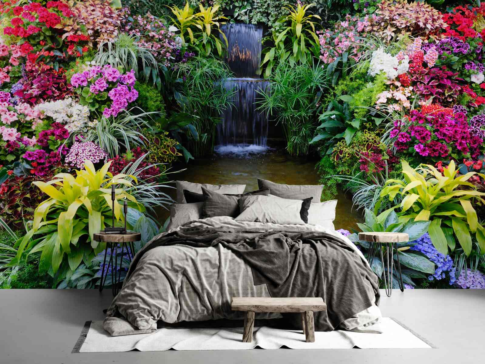 Fotobehang tropische bloemen naast een bergwaterval