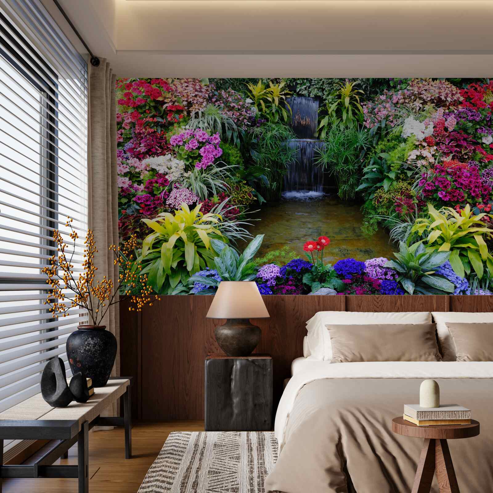 Fotobehang tropische bloemen naast een bergwaterval