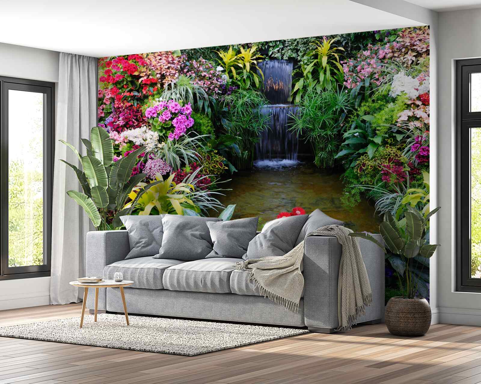 Fotobehang tropische bloemen naast een bergwaterval