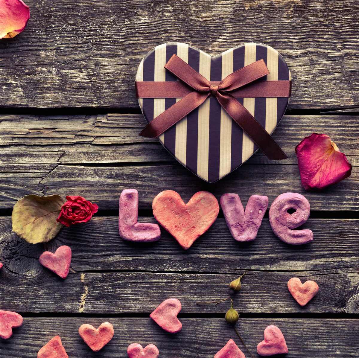 Fotobehang hartvormige doos met "liefde" erop geschreven