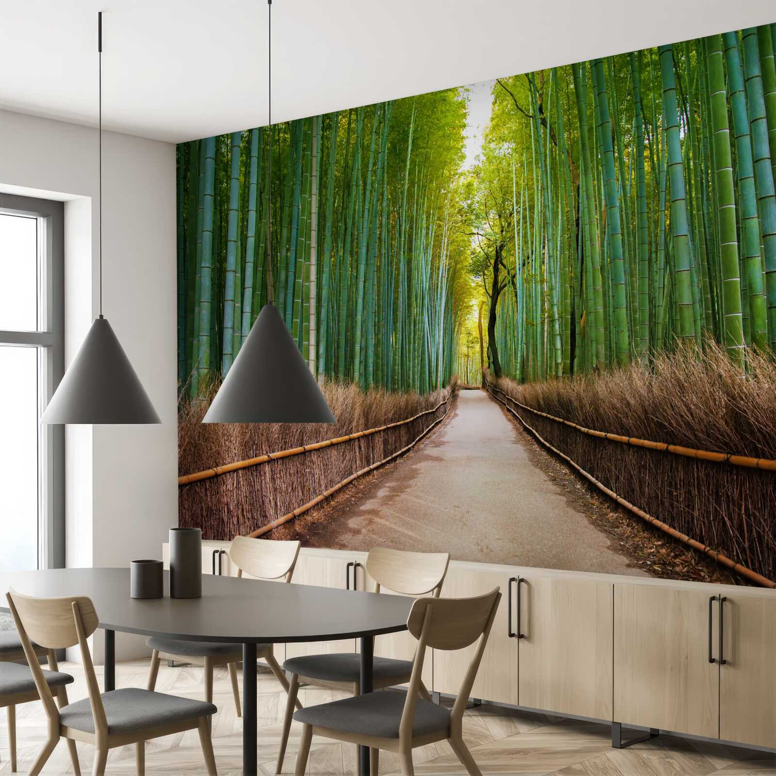 Fotobehang een sierlijk bamboebos met een pad