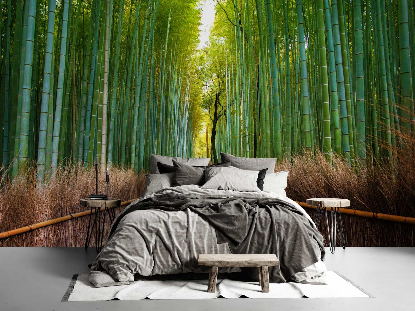 Fotobehang een sierlijk bamboebos met een pad