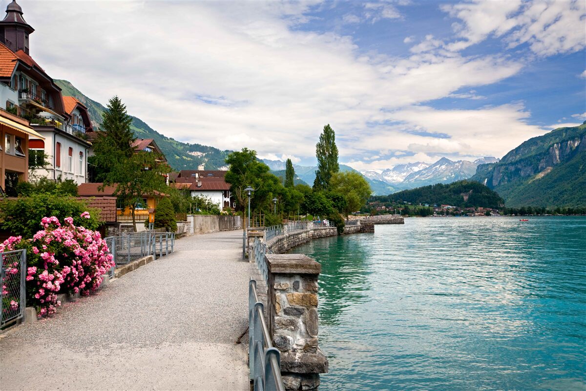 Fotobehang nederzetting in de bergen bij het stuwmeer
