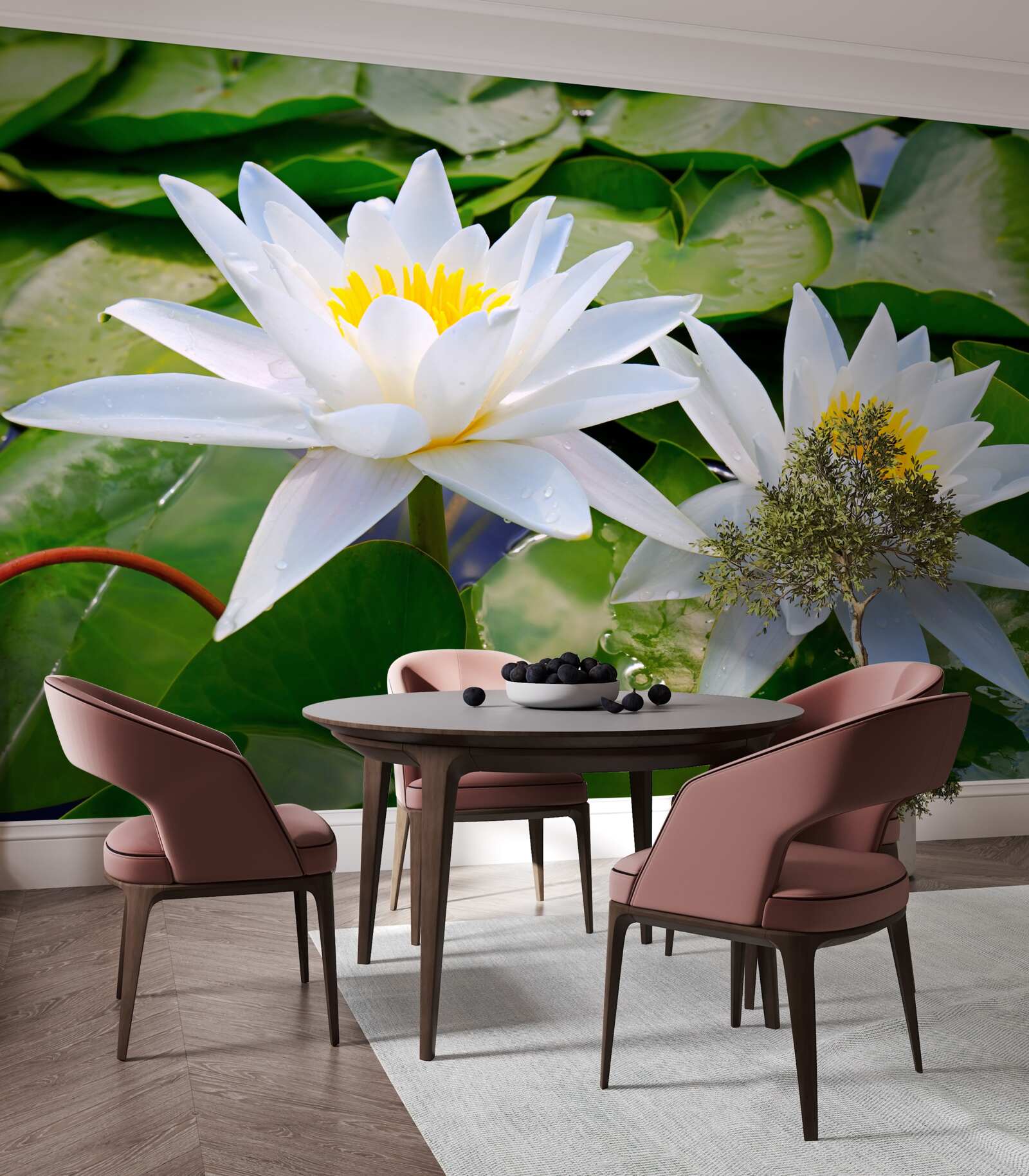 Fotobehang witte waterlelies tussen groene bladeren