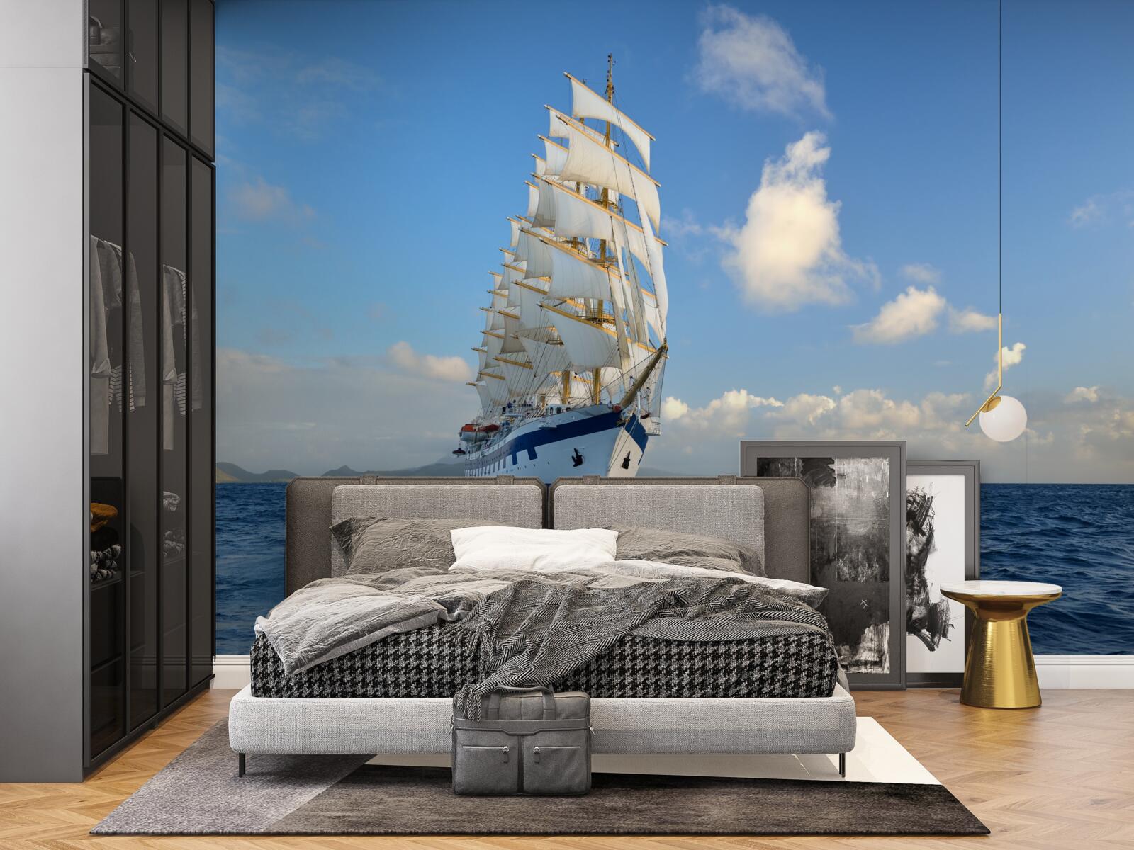 Fotobehang een schip onder zeil op een ruwe zee