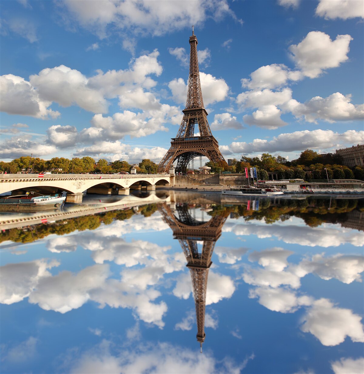 Fotobehang weerspiegeling van parijs in de spiegel