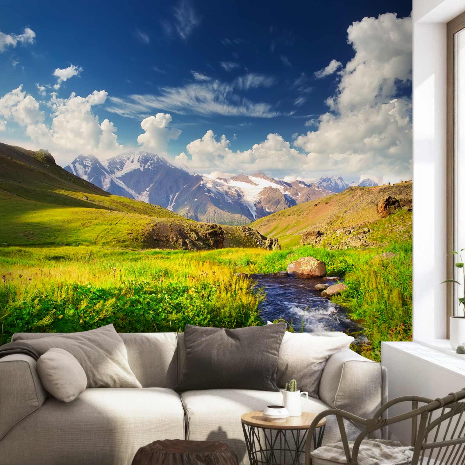 Fotobehang een rivier in de bergen die door weilanden stroomt