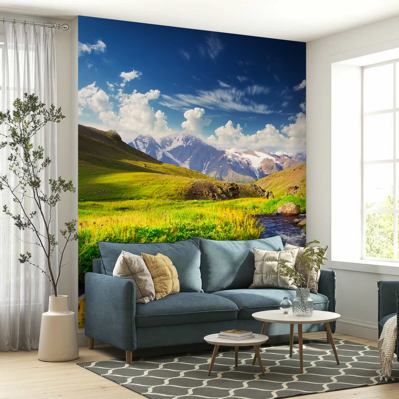 Fotobehang een rivier in de bergen die door weilanden stroomt