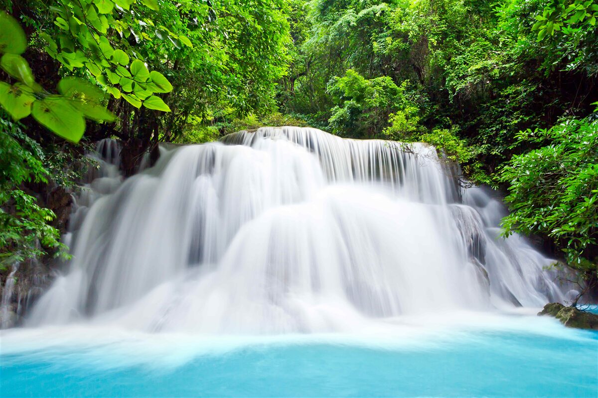 Fotobehang trapsgewijze waterval die snel valt midden in het bos