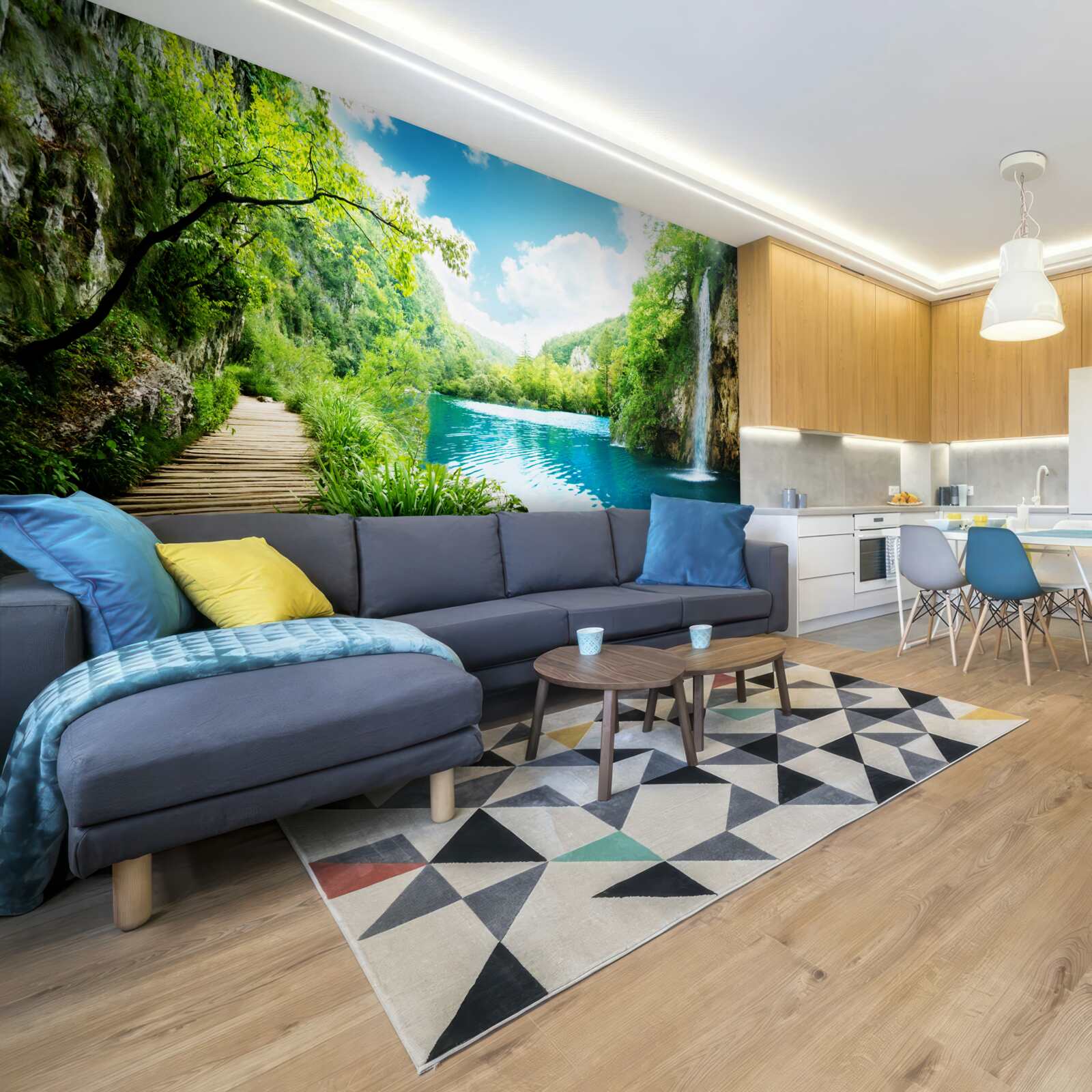 Fotobehang hoge waterval en pad door bosbomen