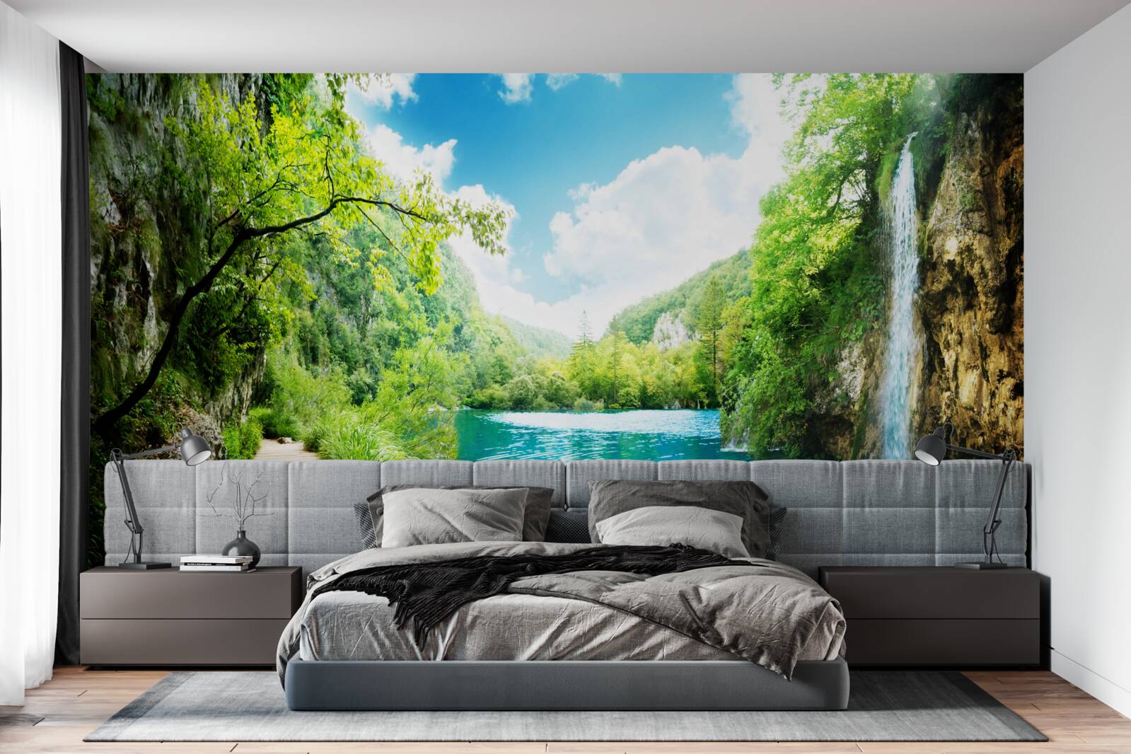 Fotobehang hoge waterval en pad door bosbomen
