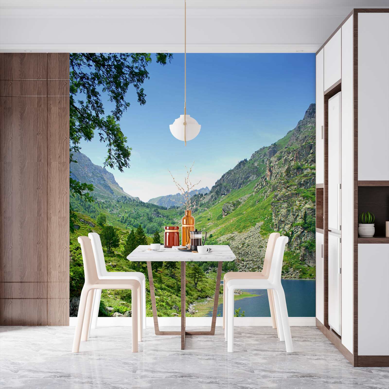 Fotobehang een meer omringd door bergen en groen