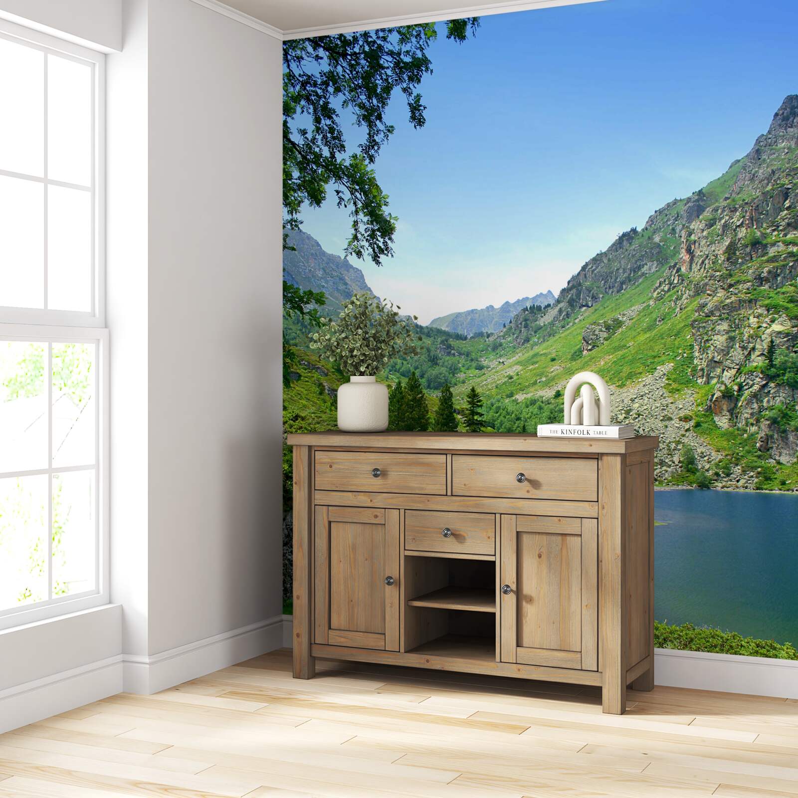 Fotobehang een meer omringd door bergen en groen