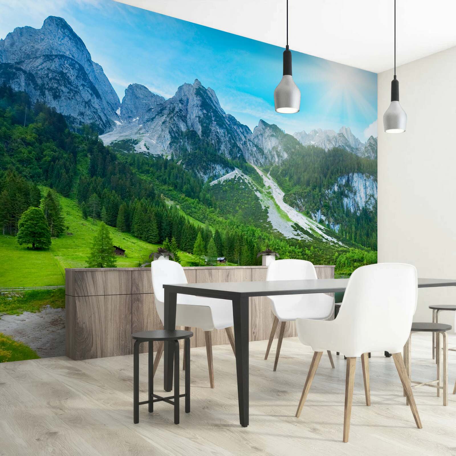 Fotobehang besneeuwde bergtoppen en groene bossen