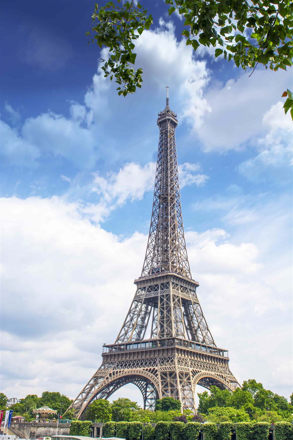 Fotobehang de eiffeltoren rijst op tegen een heldere hemel