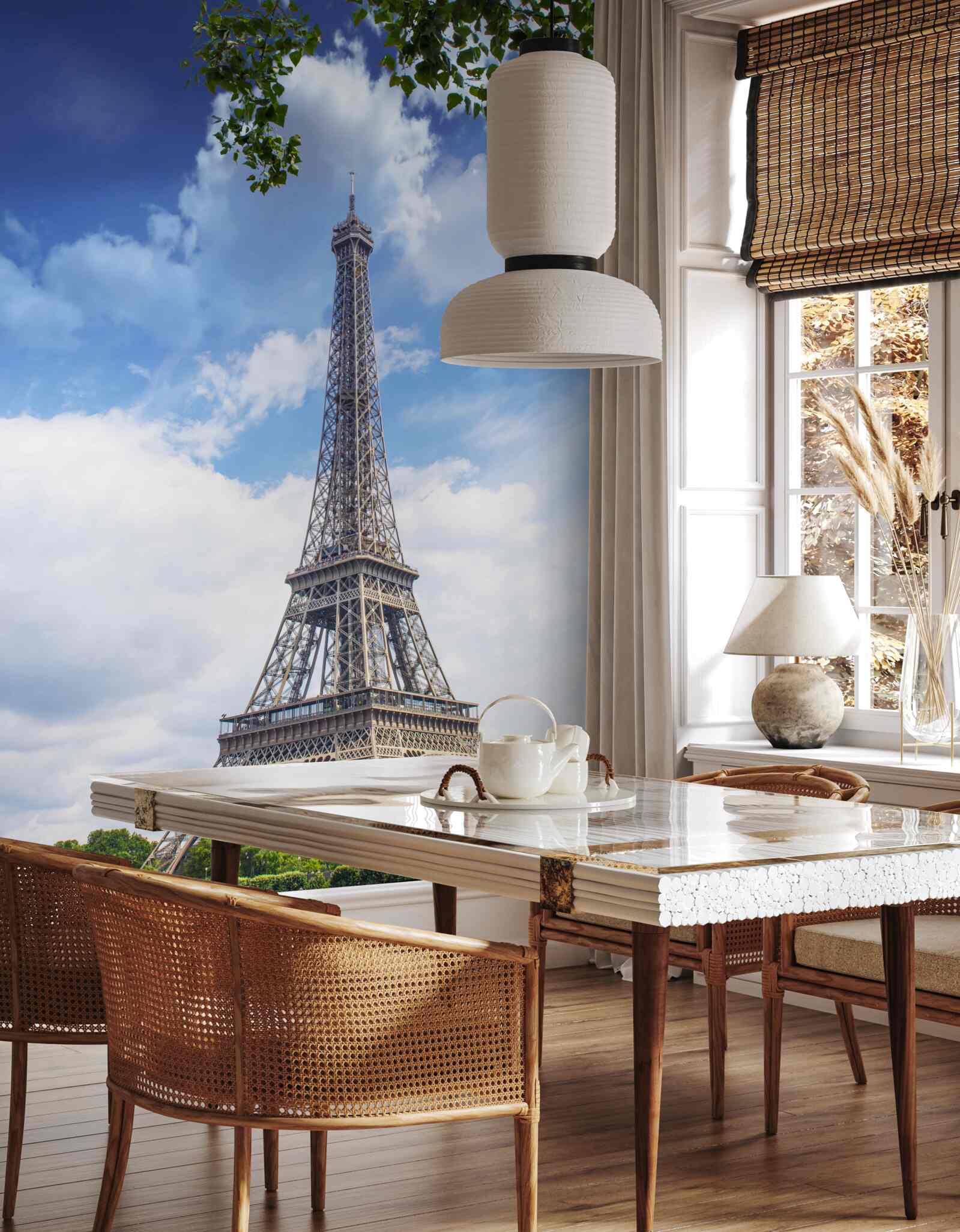 Fotobehang de eiffeltoren rijst op tegen een heldere hemel