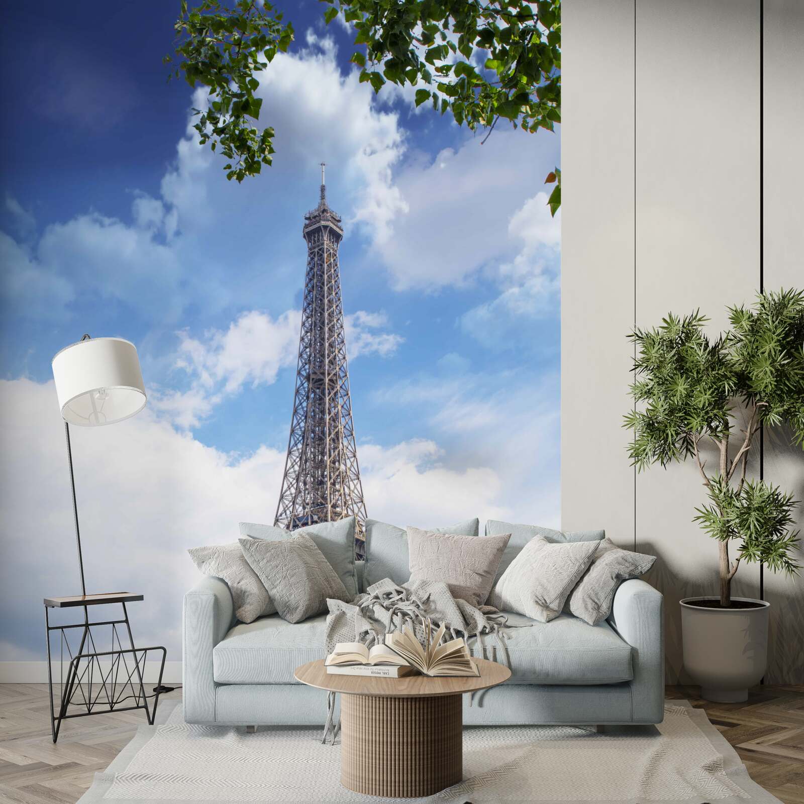 Fotobehang de eiffeltoren rijst op tegen een heldere hemel