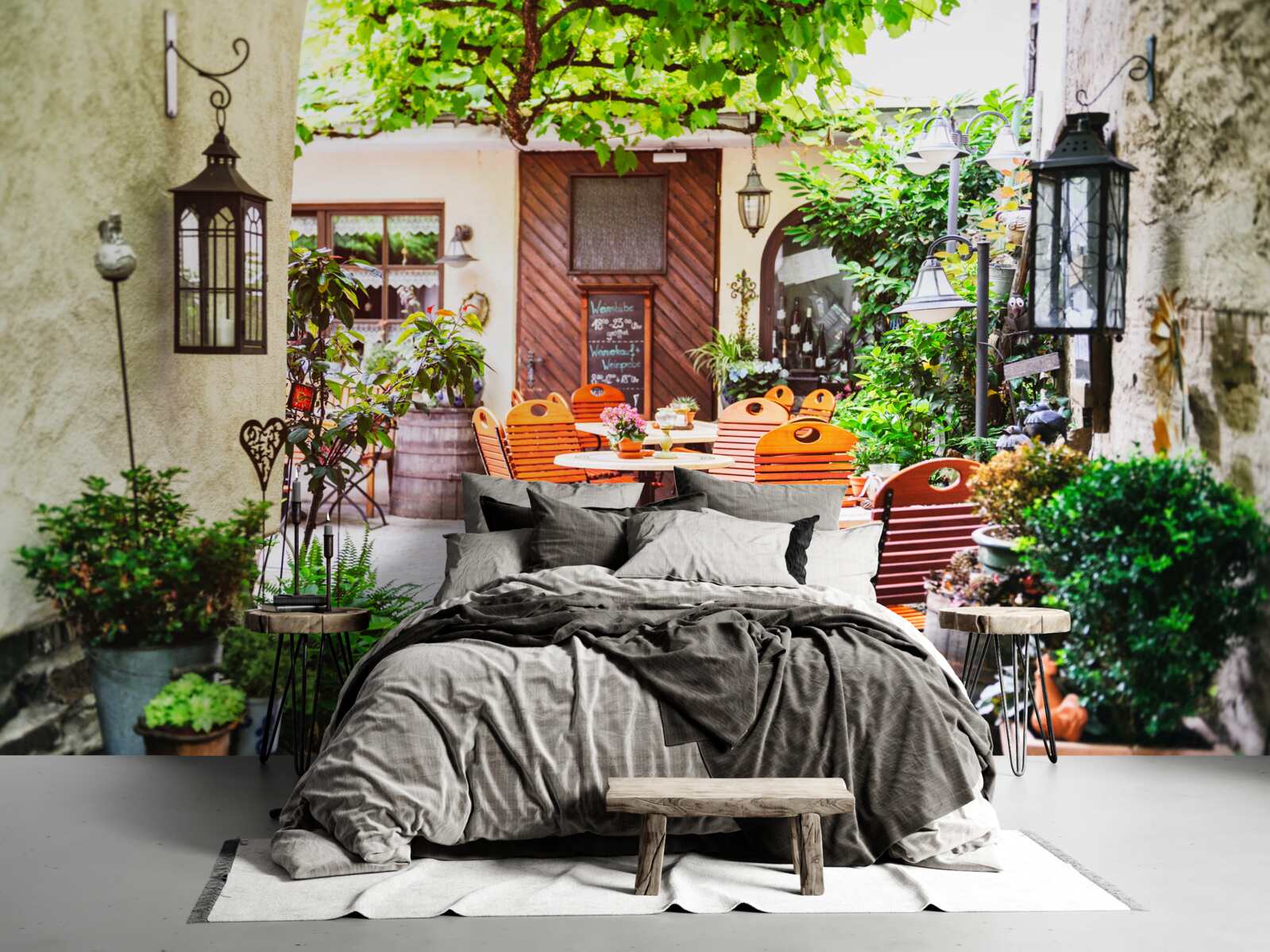 Fotobehang klein café met een tafel in het historische deel van de stad