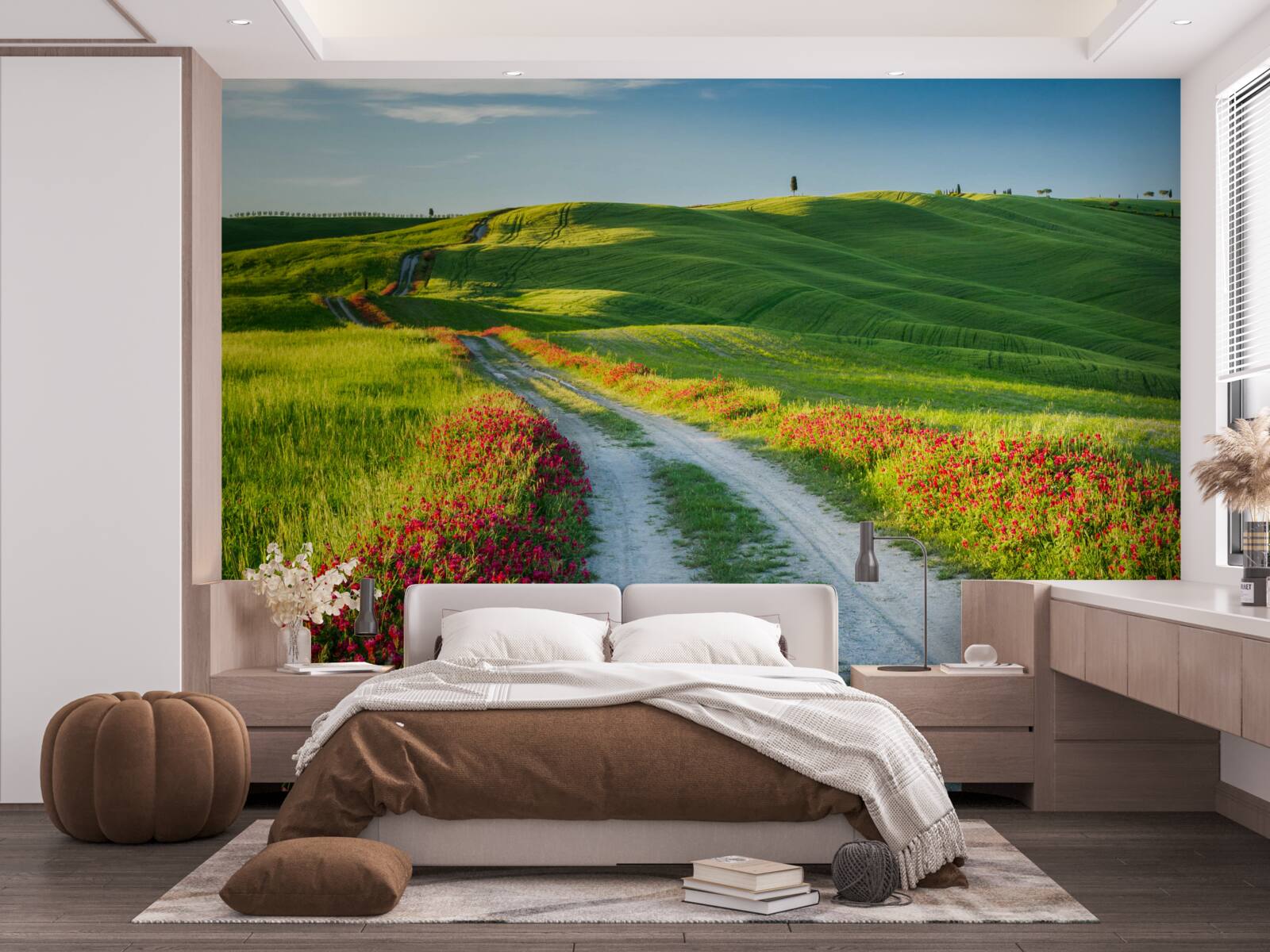 Fotobehang weg in de bergen omgeven door groene velden