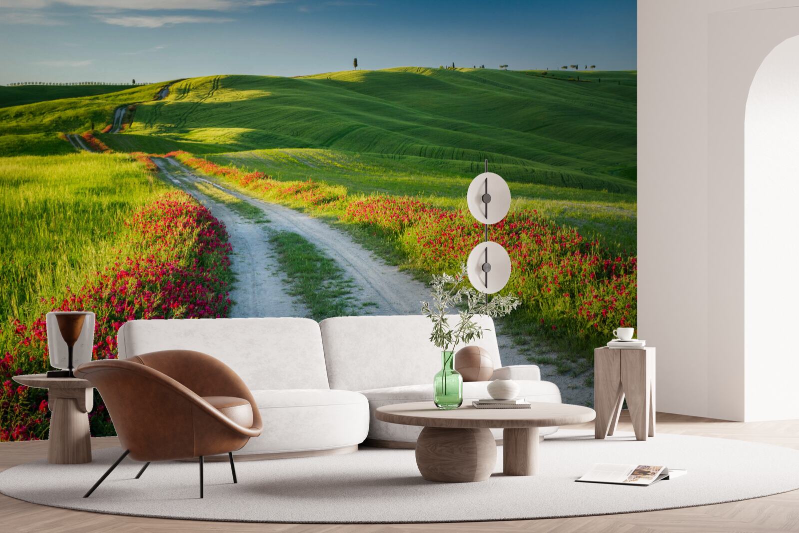 Fotobehang weg in de bergen omgeven door groene velden