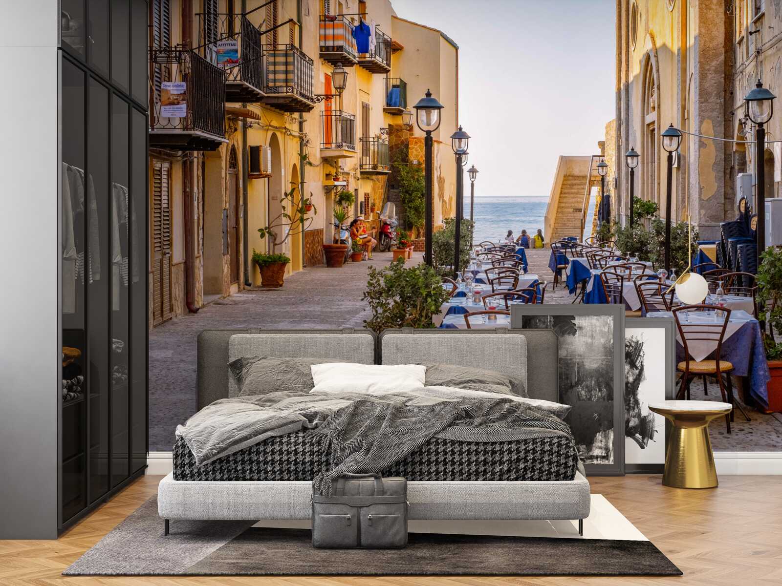 Fotobehang faciliteit aan de oever in het historische deel van de stad