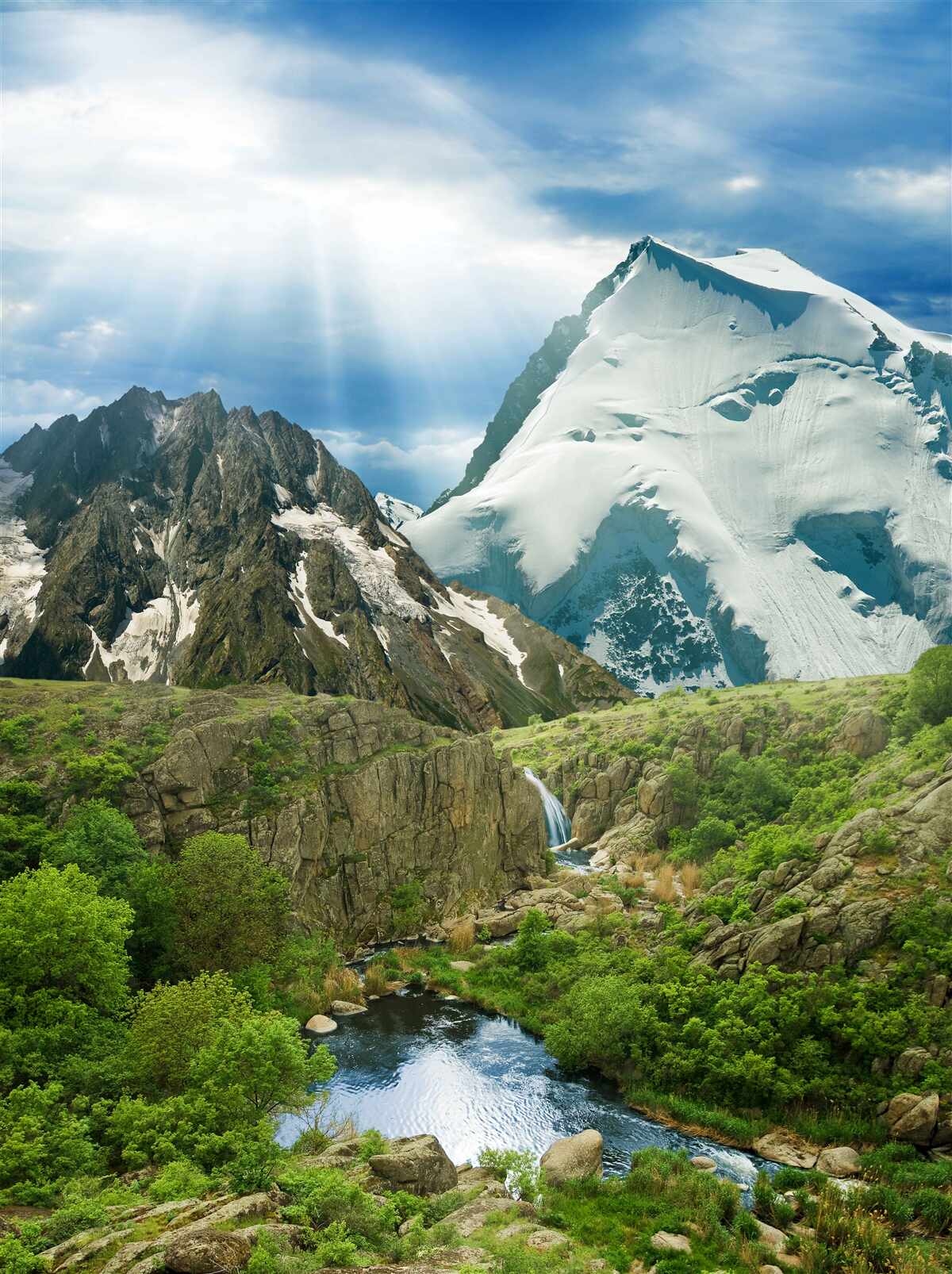 Fotobehang Het licht van de zonnestralen die door de bergen in het bos breken
