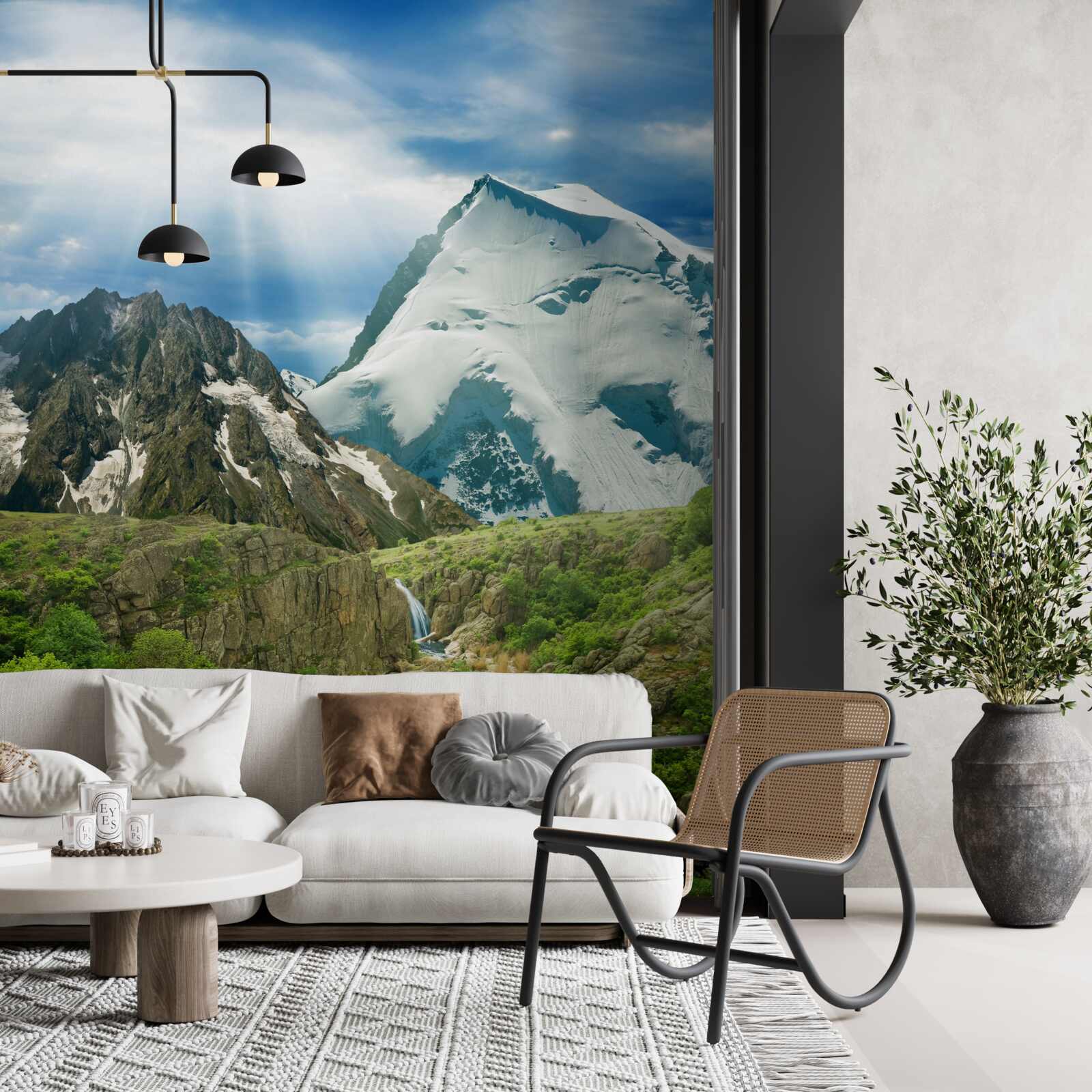 Fotobehang Het licht van de zonnestralen die door de bergen in het bos breken